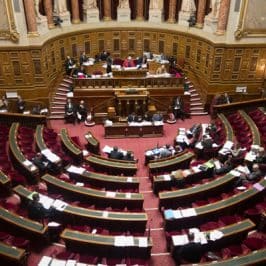 Vers la suppression de l’aide juridictionnelle pour les auteurs d’actes terroristes ?